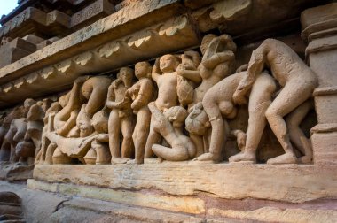 Khajuraho ünlü Hint Tapınağı heykel yüzeyi erotik sahne.