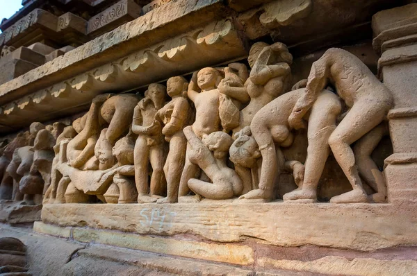 Scena erotica sulla superficie scolpita del famoso tempio indiano di Khajuraho . — Foto Stock