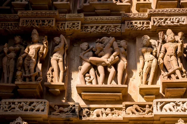 Sculture umane erotiche al tempio di Vishvanatha, templi occidentali di Khajuraho , — Foto Stock
