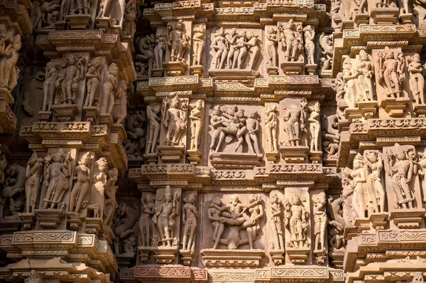 Famoso monumento storico con tema erotico sulla parete scolpita del tempio indiano di Khajuraho . — Foto Stock