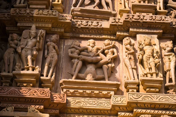 Famoso monumento storico con tema erotico sulla parete scolpita del tempio indiano di Khajuraho . — Foto Stock