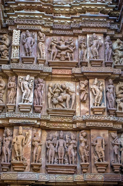 Khajuraho scene di sesso, famoso progetto artistico sulle pareti del tempio storico in India . — Foto Stock