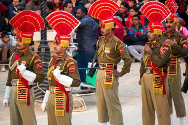 Hindistan ve Pakistan arasındaki sınır kapatılması göster. Hindistan'dan töreni.