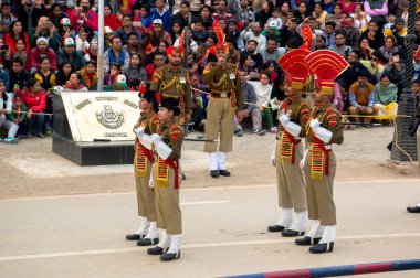 Hindistan ve Pakistan arasındaki sınır kapatılması göster. Hindistan'dan töreni.
