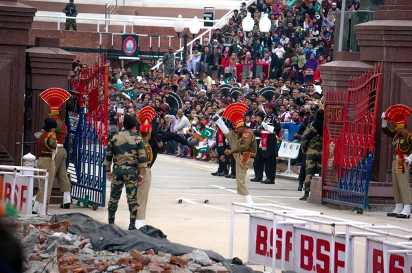 Toon de sluiting van de grens tussen India en Pakistan. Ceremonie uit India. — Stockfoto