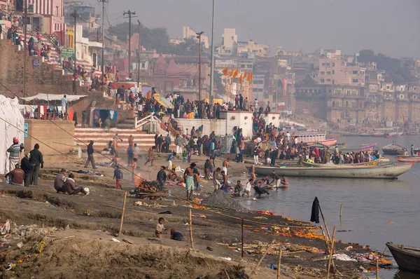 Typowy dzień na brzegu rzeki Ganges — Zdjęcie stockowe