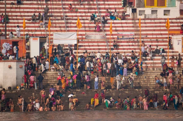 Tłumy ludzi na schodach nabrzeże rzeki Gangesu, Varanasi, Indie. — Zdjęcie stockowe