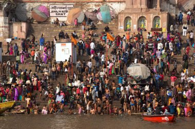 İnsanların merdivenlerden nehir Ganj, Varanasi, Hindistan set of.