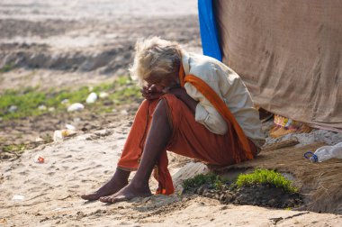 Keşiş, bir sadhu kutsal Ganj Nehri üzerinde meditasyon oturur