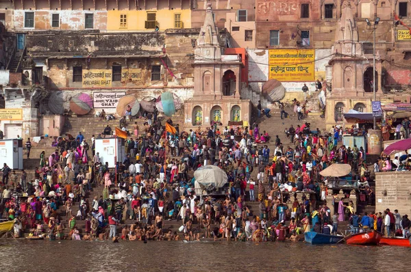 Tłumy ludzi na schodach nabrzeże rzeki Gangesu, Varanasi, Indie. — Zdjęcie stockowe