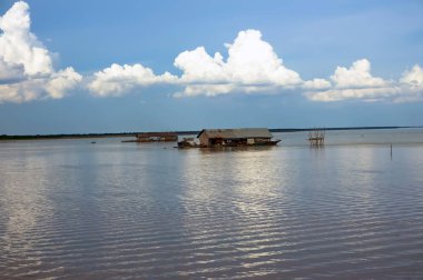 Tonle Sap Gölü Kamboçya üzerinde kayan Köyü.