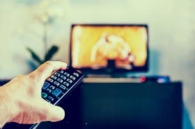 Erkekler açık televizyon uzaktan kumanda ile.