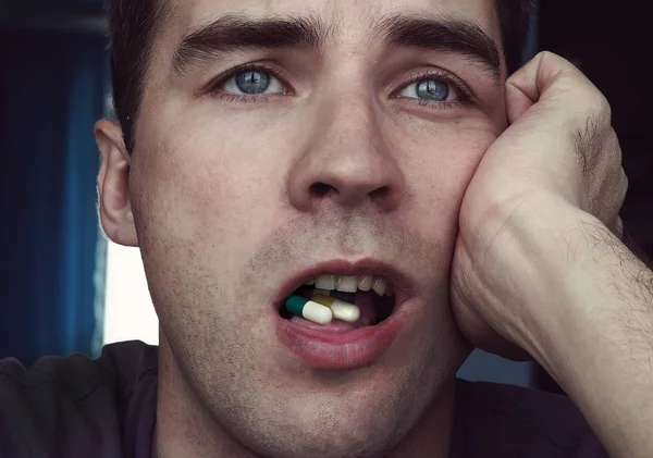 Homme malade à bouche ouverte prendre des pilules pour la gorge . — Photo
