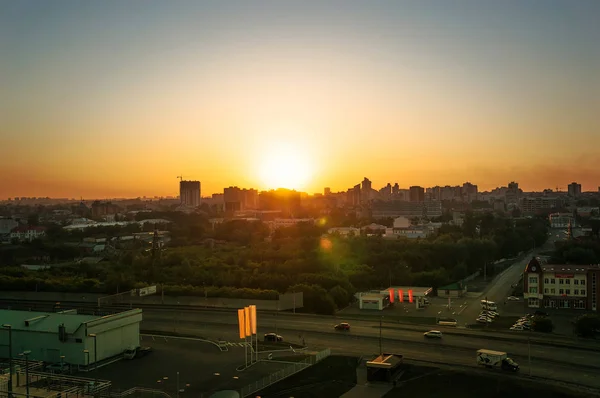 Ciudad durante la puesta del sol caliente —  Fotos de Stock