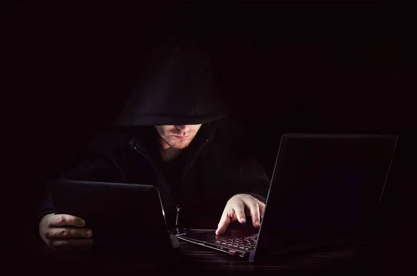 Ataque cibernético com hacker encapuzado irreconhecível — Fotografia de Stock