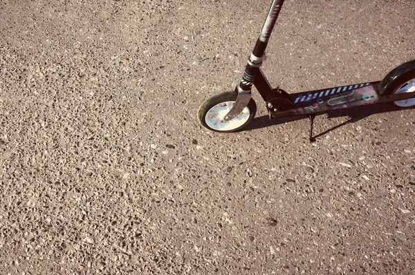 Rollerständer mit den Zapfen auf dem grauen Asphalt — Stockfoto