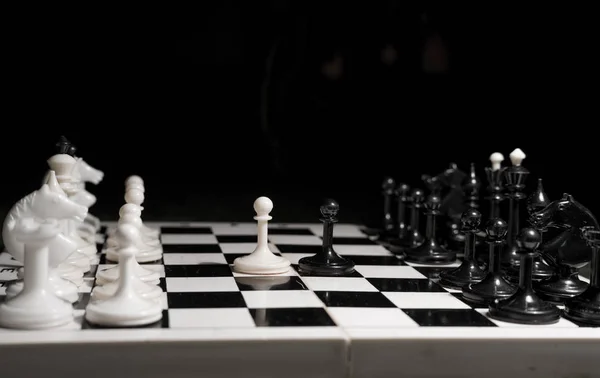 Vit schack seger igen svart — Stockfoto