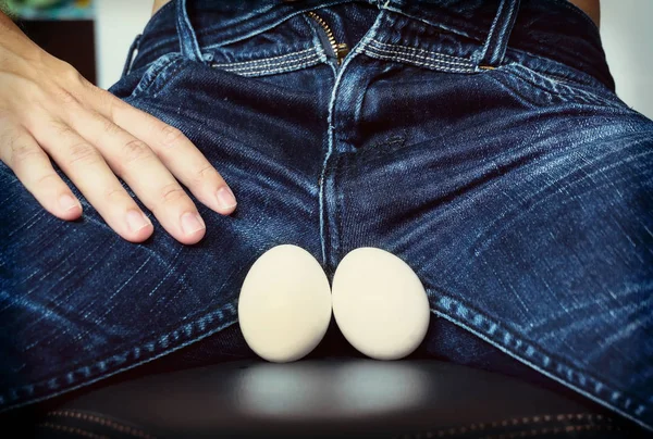 Manliga testiklar, i form av hönsägg — Stockfoto
