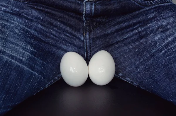 Символ мужских яиц, избирательный фокус . — стоковое фото