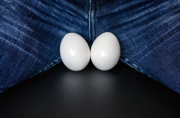 白鸡蛋 — — 象征着男人的球 — 图库照片