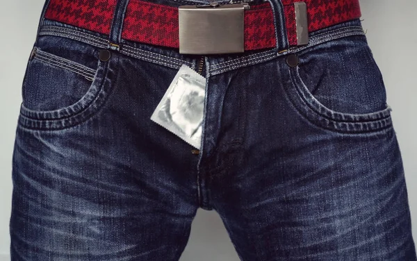 Kondom nära till zip blå jeans — Stockfoto