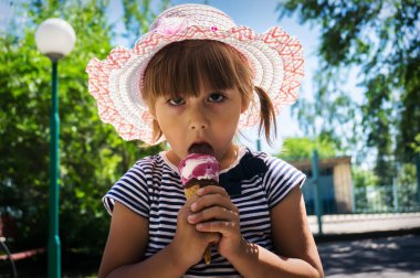 Çocuk kız bahçede dondurma yeme