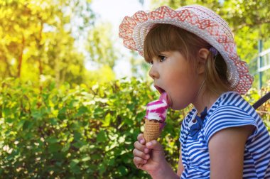 Dondurma ile sevimli bir kız portresi