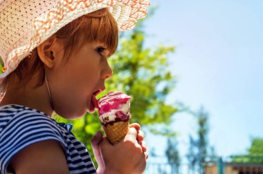 dondurma ile çocuk