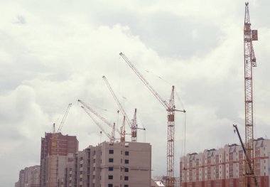 İnşaat vinç ve binanın karşı