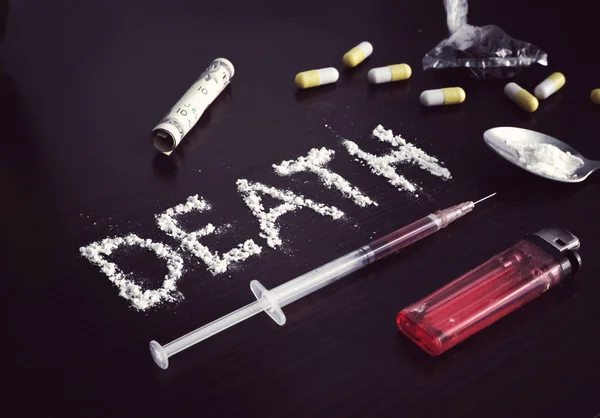 Жорсткі наркотики на темному столі . — стокове фото