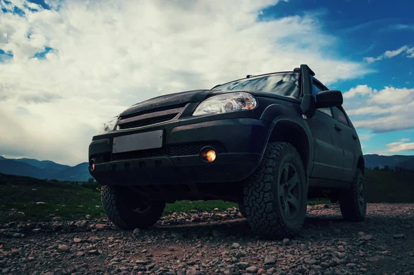 Εκτός δρόμου Jeep αυτοκίνητο σε κακό χωματόδρομο — Φωτογραφία Αρχείου