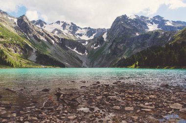 Multinskoe lake, Altay Dağları yakınındaki taş. Rusya