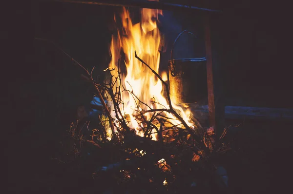 Το φαγητό ετοιμάζεται σε καζάνι σε ένα ανοικτό φωτιά στο δάσος — Φωτογραφία Αρχείου