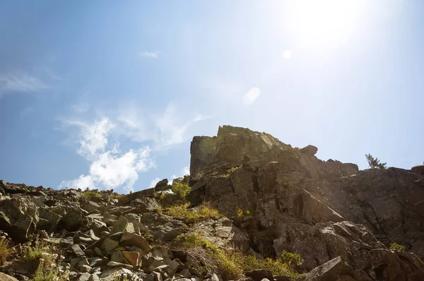 높은 산 위에 돌 예금 — 스톡 사진