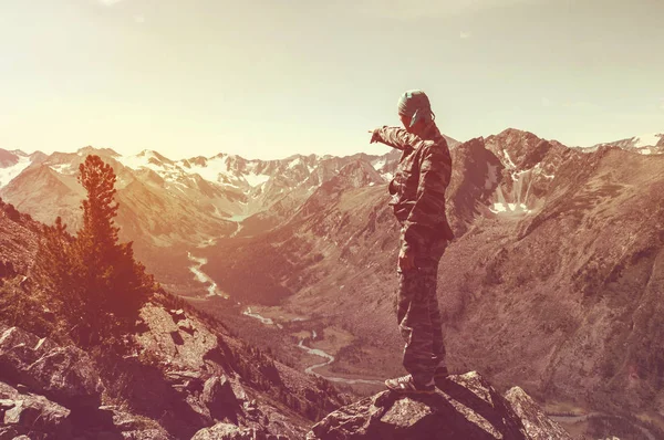 Silueta de un hombre de pie en la cima de la montaña — Foto de Stock