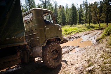 Off-road tekerlekli ağır güçlü kamyon-arazi aracı