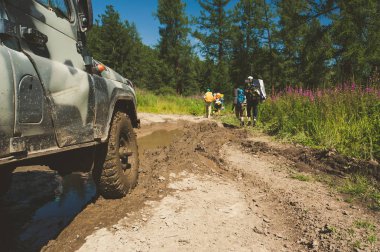 Eski Rus off-road araç engel taşımak hazırlanıyor