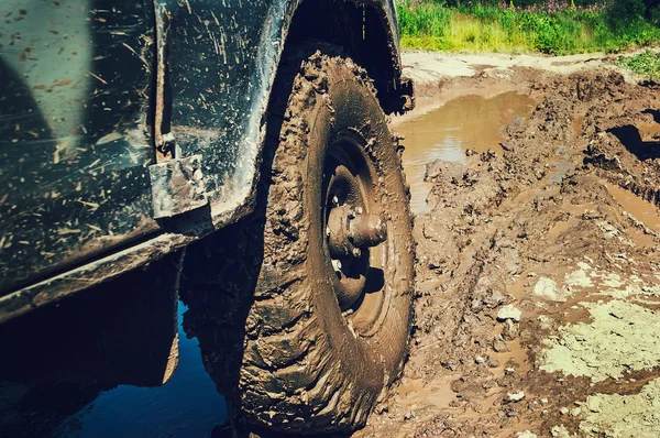 Camion su una cattiva strada — Foto Stock