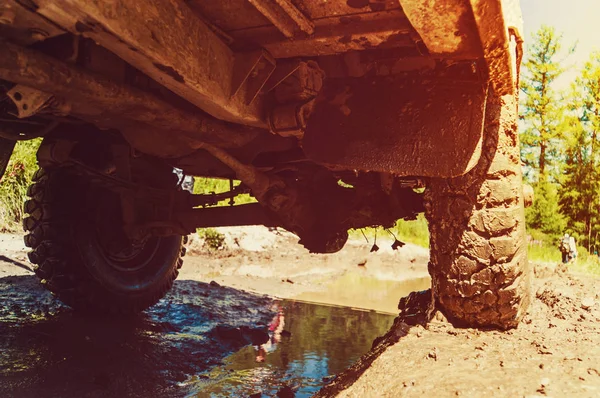 Vista inferior para grande roda de carro offroad na estrada país — Fotografia de Stock