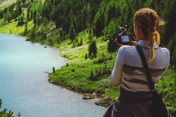 Fotograaf nemen reizen natuurfotografie. — Stockfoto