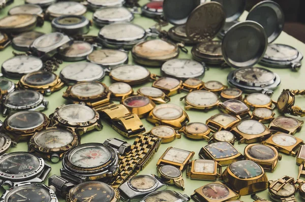 Παλιό σοβιετικό ρολόι ξαπλωμένος στον πάγκο στην αγορά αντικών. — Φωτογραφία Αρχείου