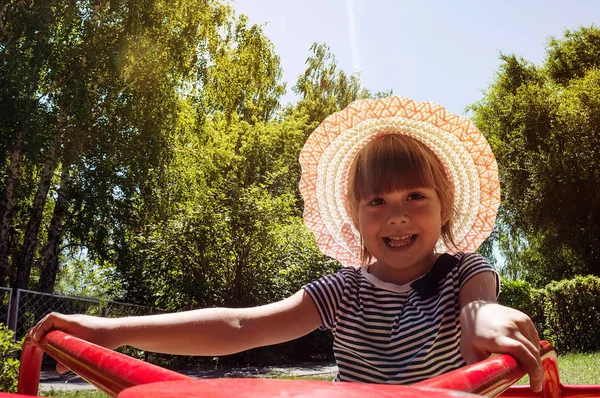 Ein kleines Mädchen auf einem Karussell — Stockfoto