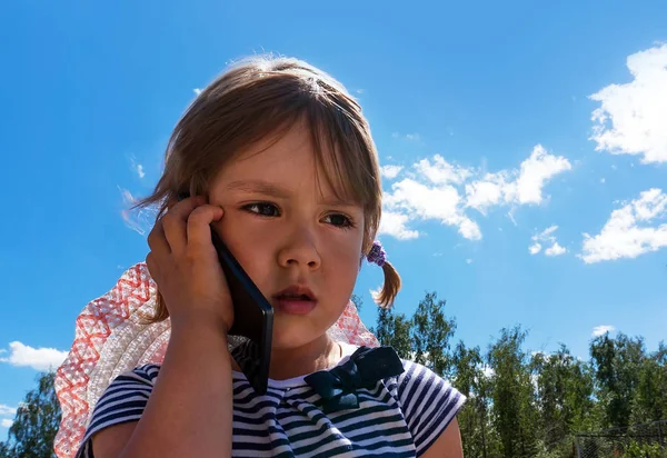 Porträtt av en sorglig lockig liten flicka — Stockfoto