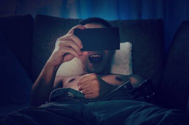 Genç çıplak adam Porno izliyor