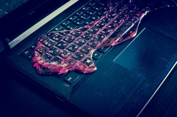 La boue rouge étalée sur le clavier de l'ordinateur . — Photo