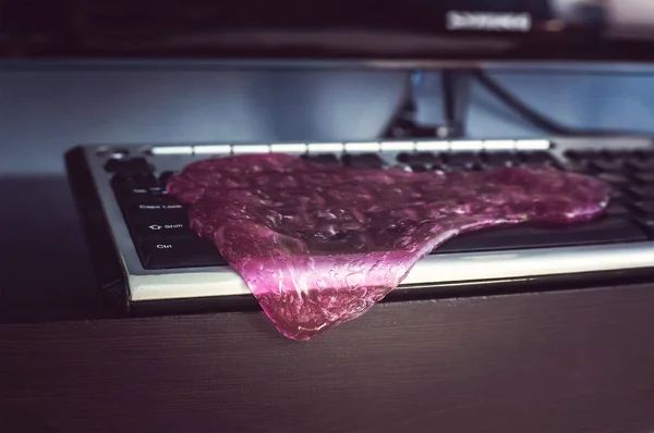 Klávesnice čisticí gel leží na notebook. — Stock fotografie