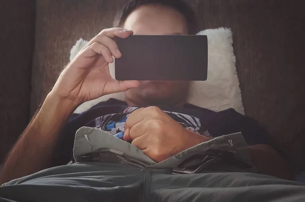 telefona bakan adam mastürbasyon başlar,