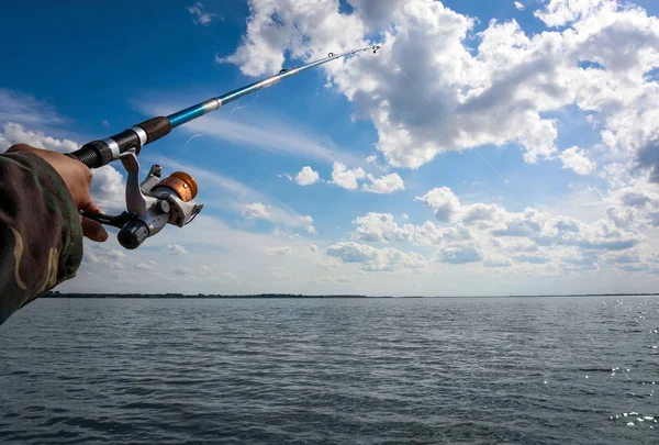 Mano de hombre con caña de pescar — Foto de Stock