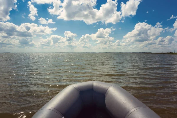 Navio em mar aberto está mostrando — Fotografia de Stock