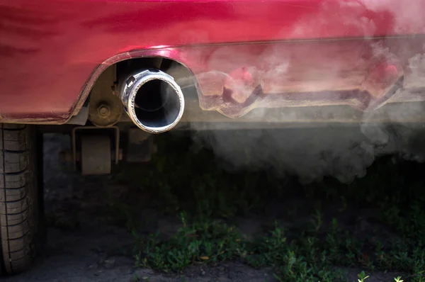 Biały dym z rury wydechowej samochodu. — Zdjęcie stockowe